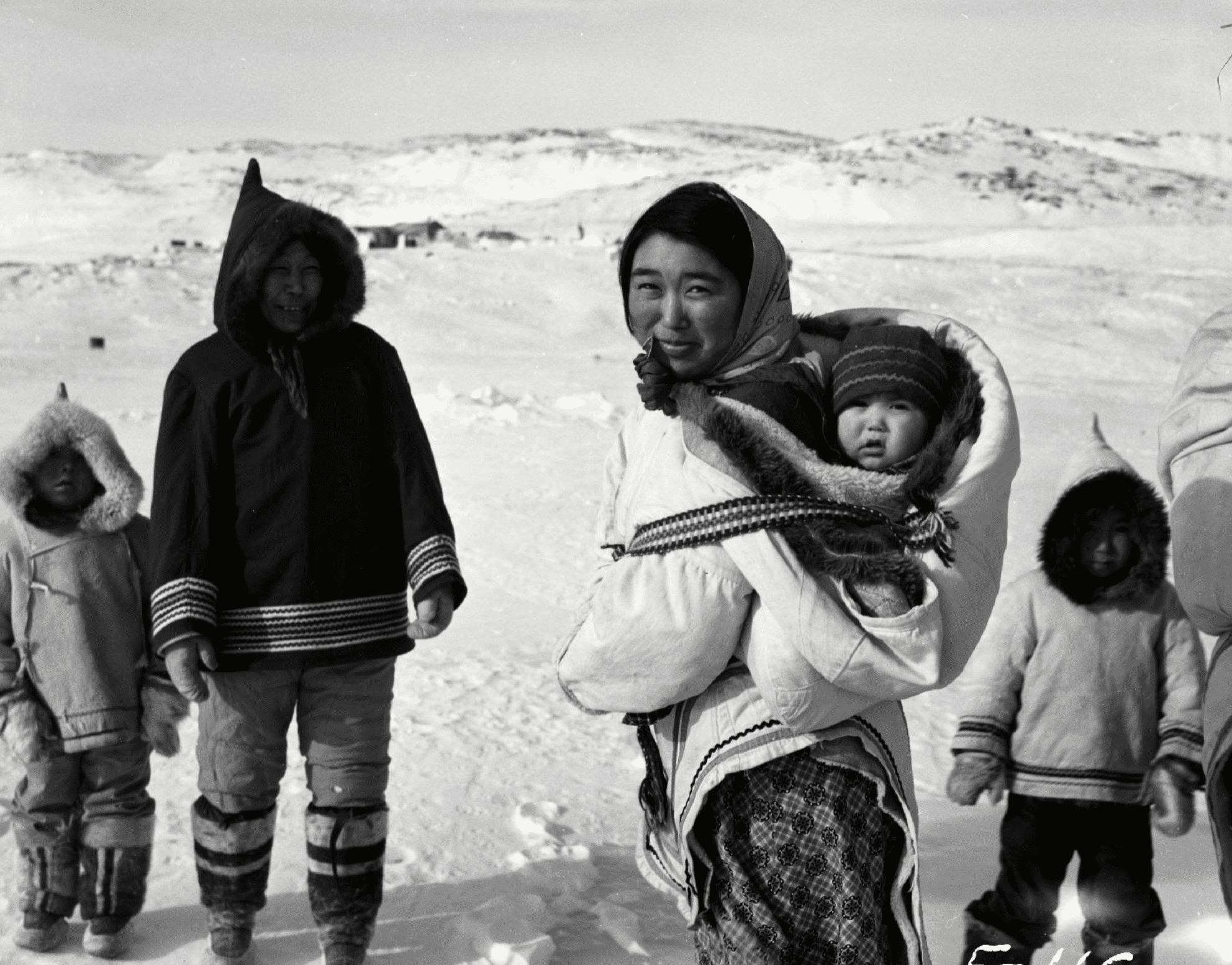 Séries de photographies : vie quotidienne des Inuits du Nouveau-Québec (aujourd’hui appelé Nord-du-Québec) (BAnQ)