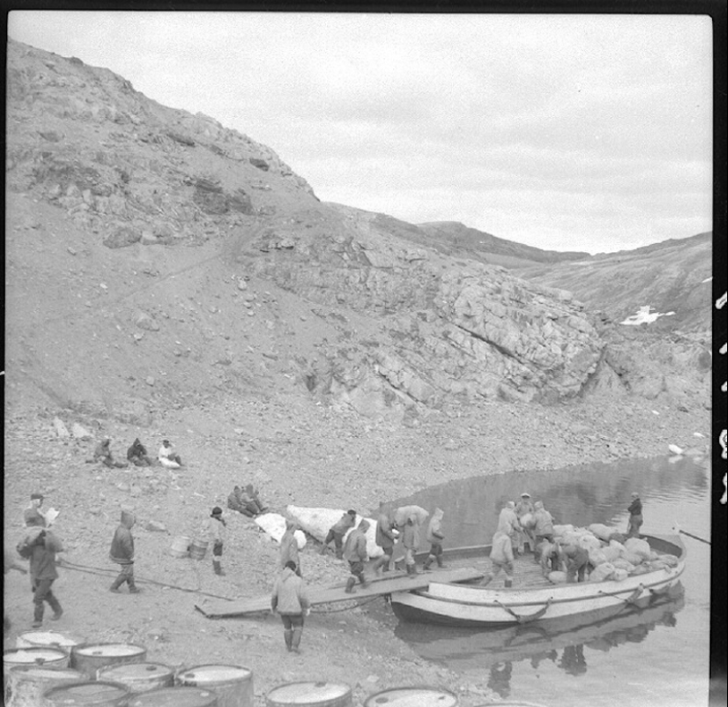 Série photographique : ravitaillement des postes de la compagnie de la Baie d’Hudson et patrouillage des eaux arctiques (BAnQ)